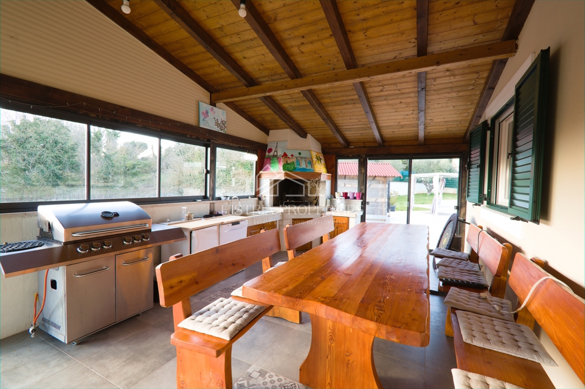 Una location idilliaca per una vacanza perfetta con piscina riscaldata e una casa completamente attrezzata su un ampio terreno