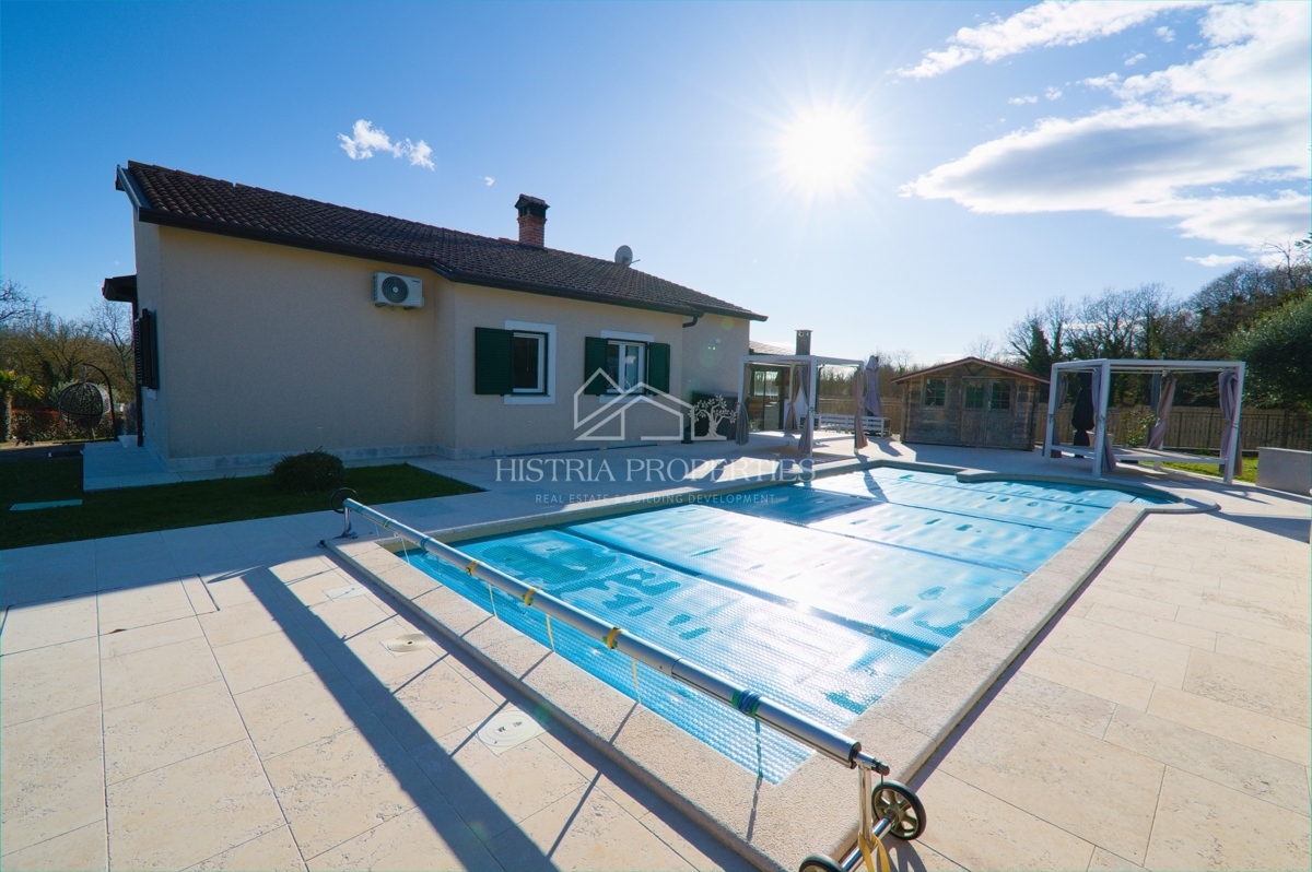 Una location idilliaca per una vacanza perfetta con piscina riscaldata e una casa completamente attrezzata su un ampio terreno