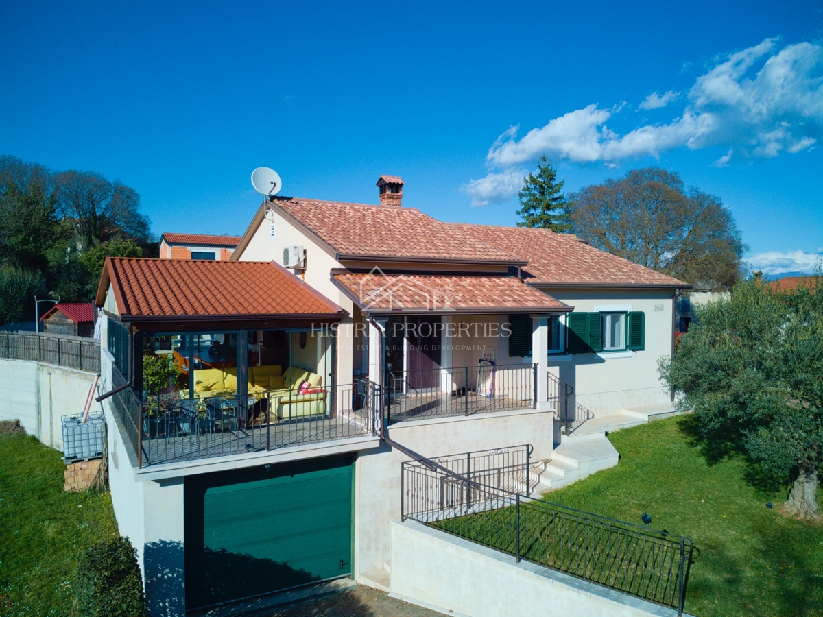 Una location idilliaca per una vacanza perfetta con piscina riscaldata e una casa completamente attrezzata su un ampio terreno