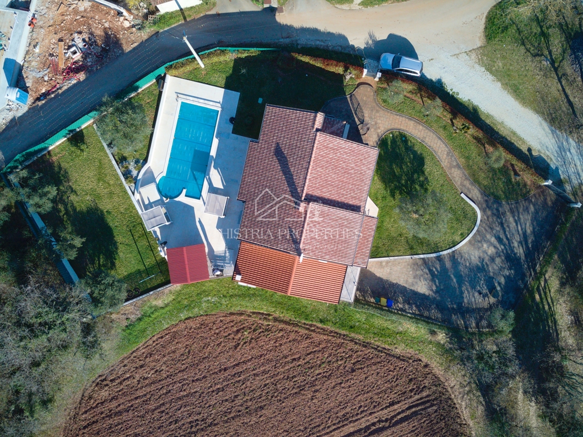 Una location idilliaca per una vacanza perfetta con piscina riscaldata e una casa completamente attrezzata su un ampio terreno