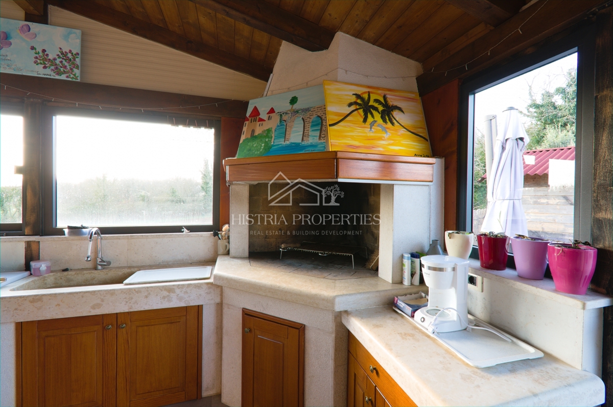 Una location idilliaca per una vacanza perfetta con piscina riscaldata e una casa completamente attrezzata su un ampio terreno