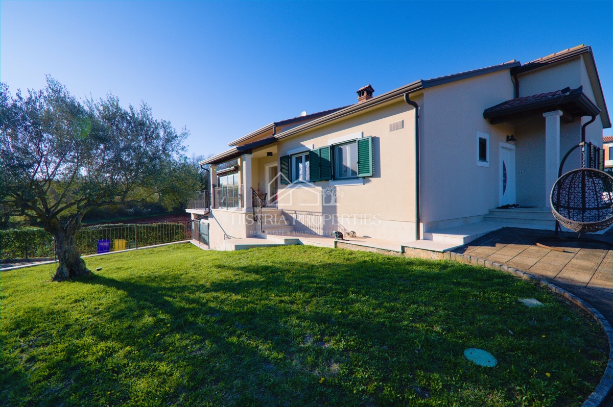 Una location idilliaca per una vacanza perfetta con piscina riscaldata e una casa completamente attrezzata su un ampio terreno