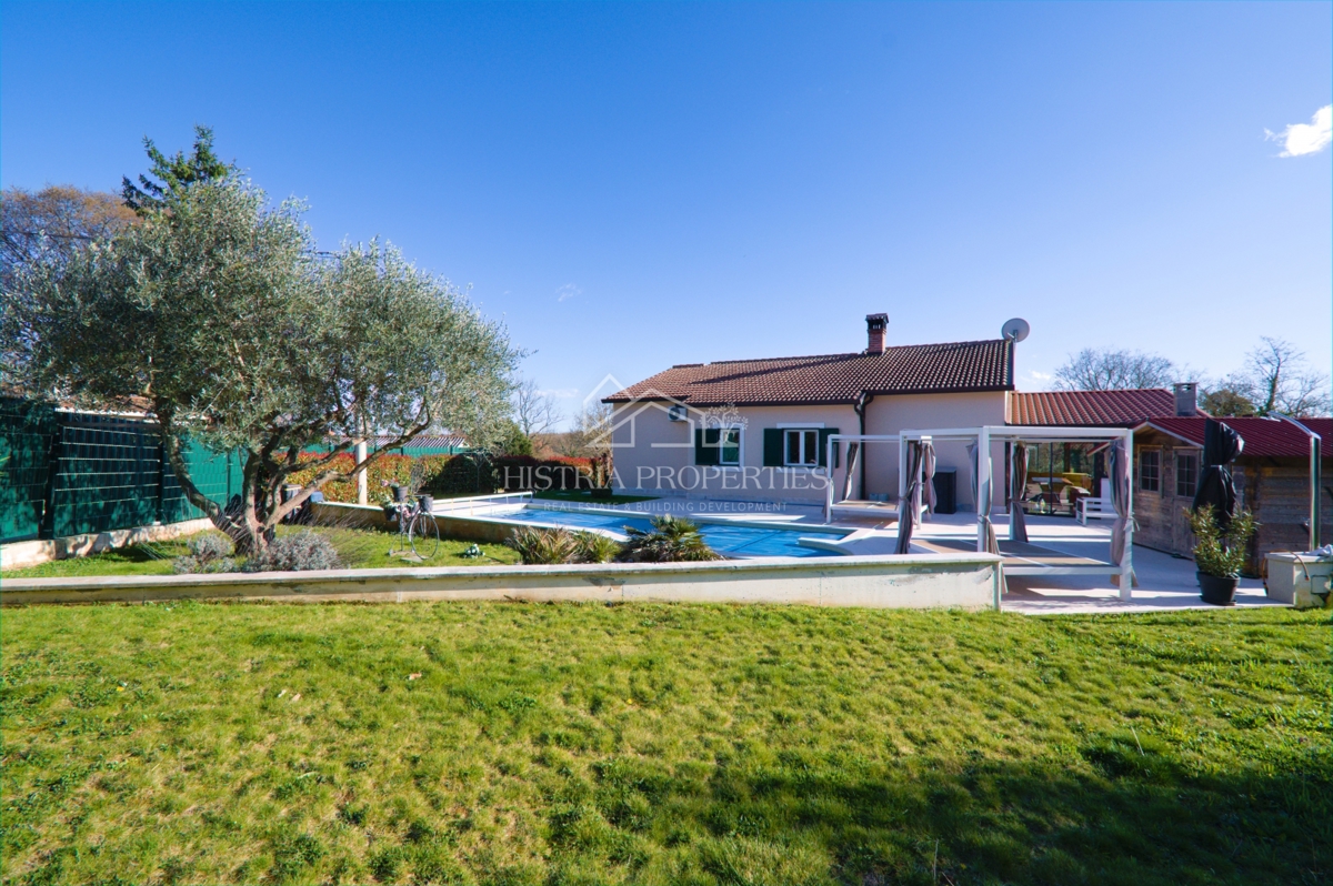 Una location idilliaca per una vacanza perfetta con piscina riscaldata e una casa completamente attrezzata su un ampio terreno