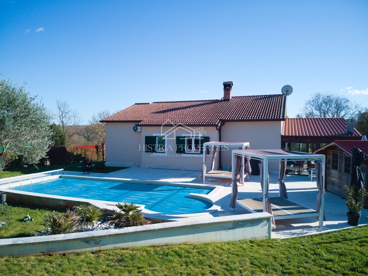 Una location idilliaca per una vacanza perfetta con piscina riscaldata e una casa completamente attrezzata su un ampio terreno