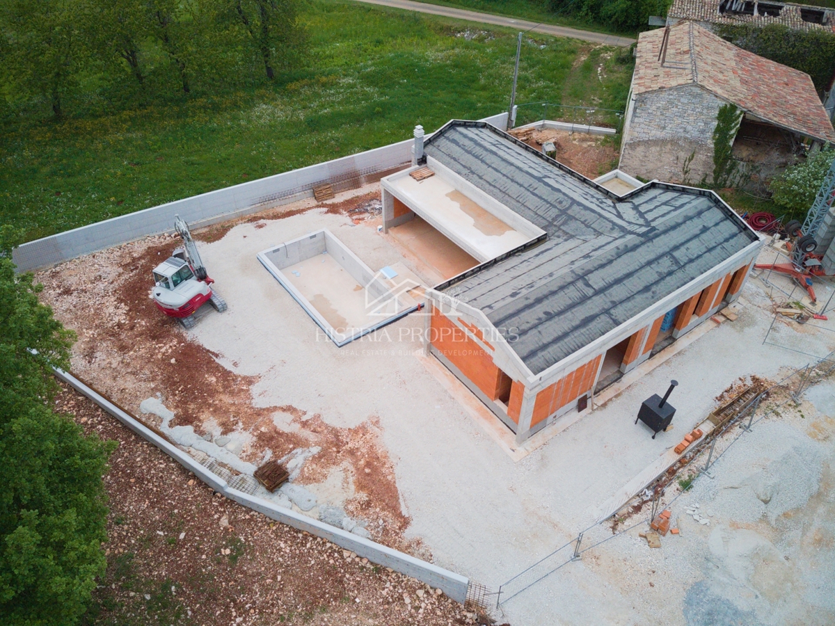 Una moderna casa unifamiliare di eccezionale qualità in una posizione che emana la rilassante atmosfera del paesaggio istriano.