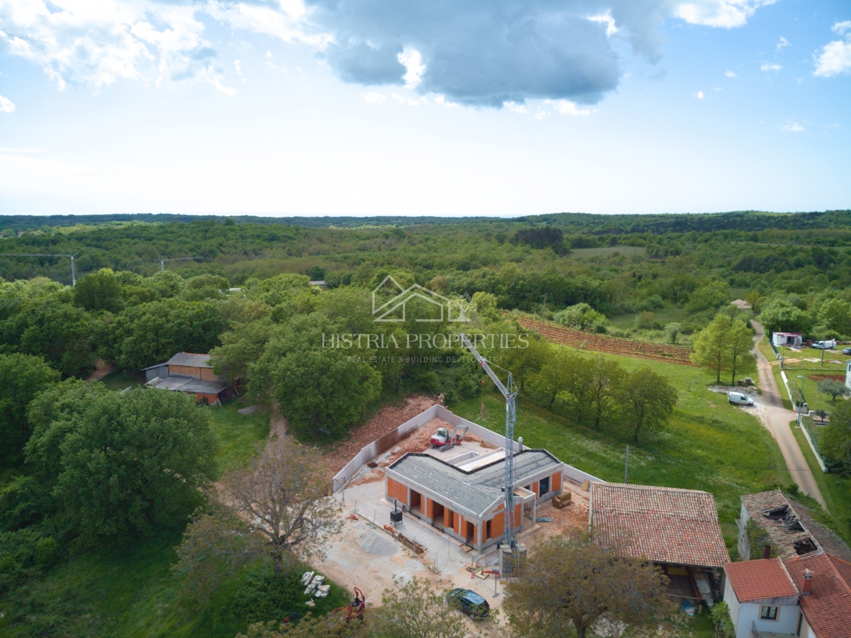 Una moderna casa unifamiliare di eccezionale qualità in una posizione che emana la rilassante atmosfera del paesaggio istriano.