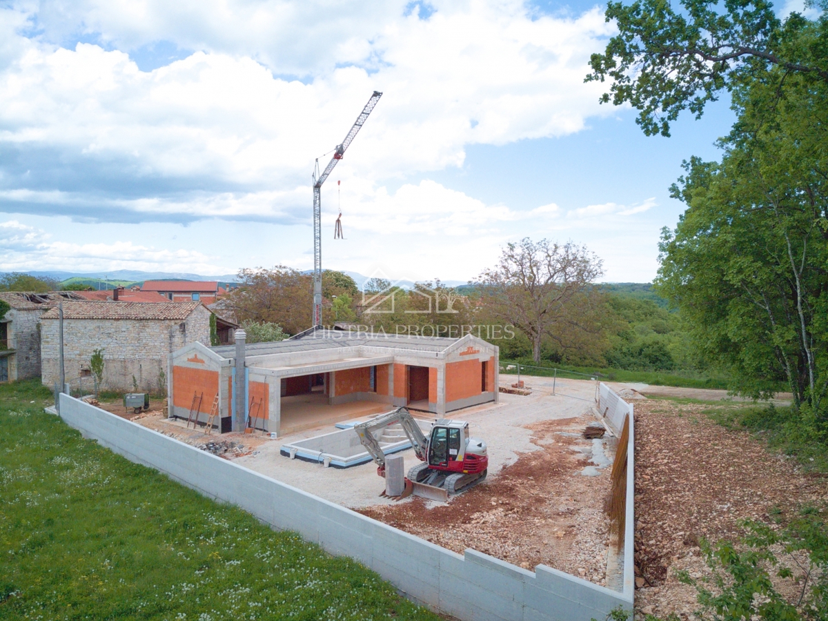 Una moderna casa unifamiliare di eccezionale qualità in una posizione che emana la rilassante atmosfera del paesaggio istriano.
