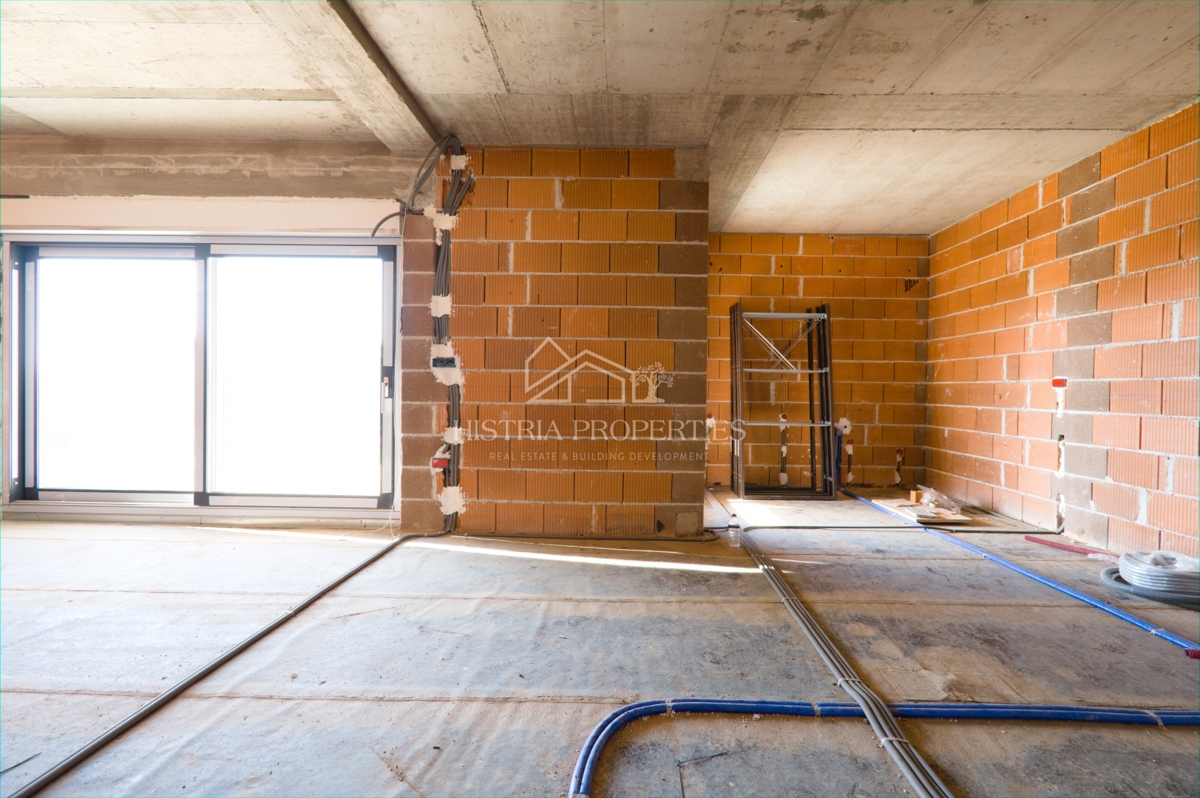 Ampio giardino di 400 m2 e appartamento di qualità in un nuovo edificio con una splendida vista