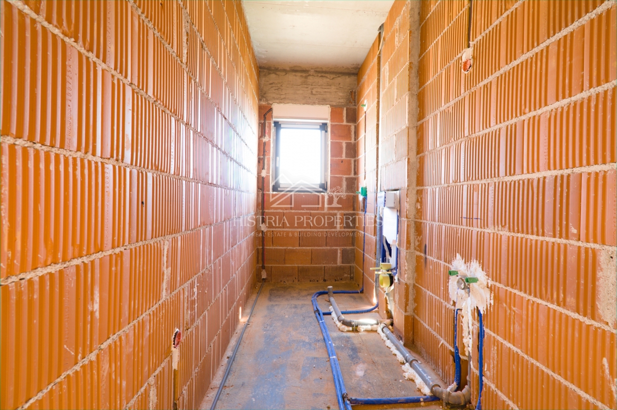 Ampio giardino di 400 m2 e appartamento di qualità in un nuovo edificio con una splendida vista