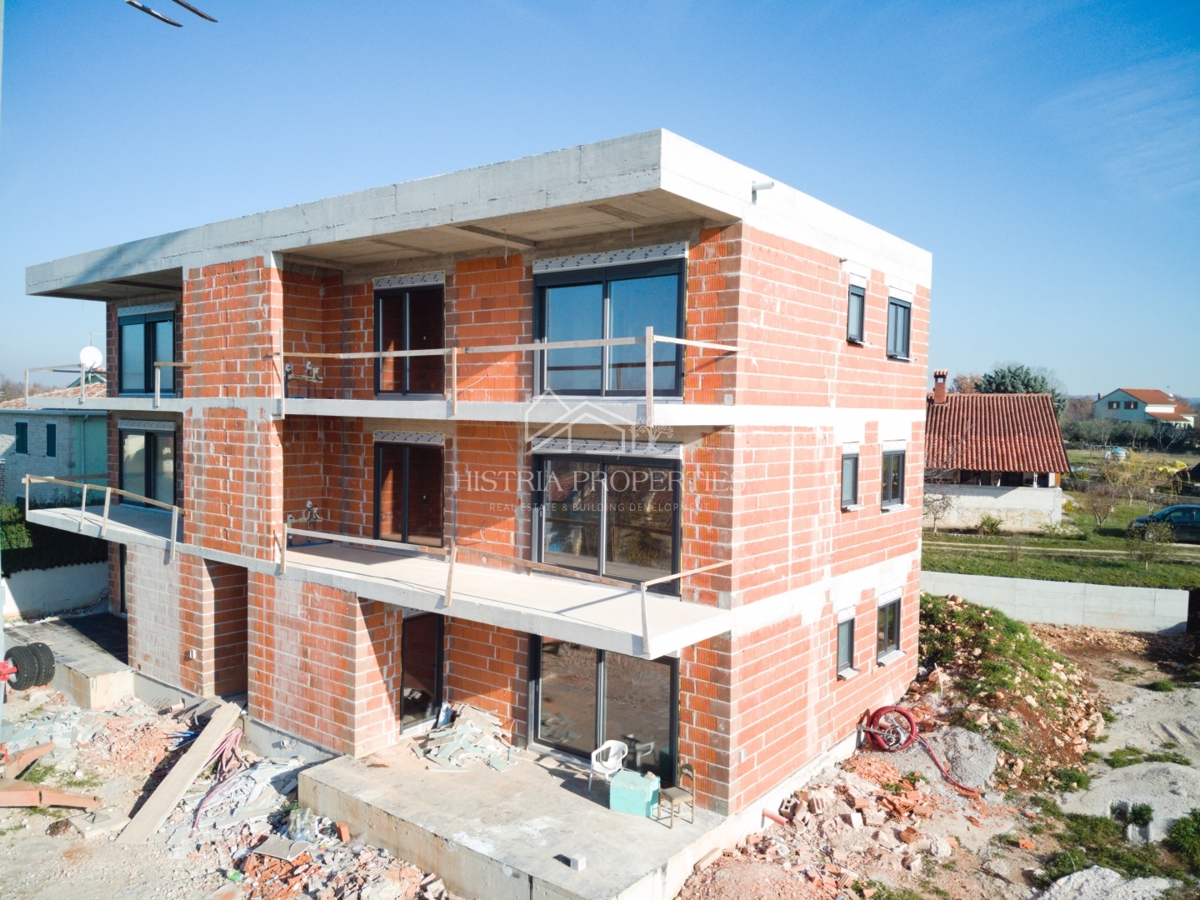 Ampio giardino di 400 m2 e appartamento di qualità in un nuovo edificio con una splendida vista