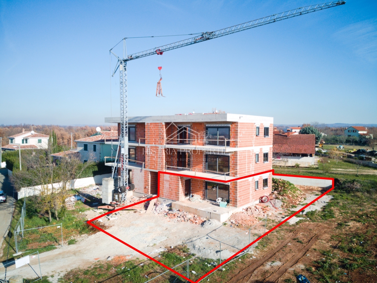 Ampio giardino di 400 m2 e appartamento di qualità in un nuovo edificio con una splendida vista