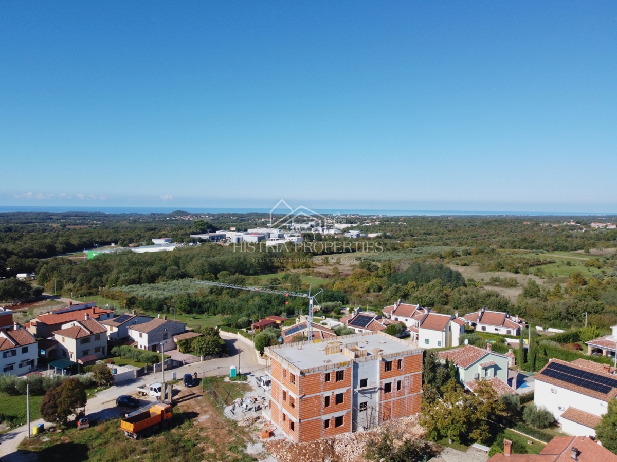 Ampio giardino di 400 m2 e appartamento di qualità in un nuovo edificio con una splendida vista