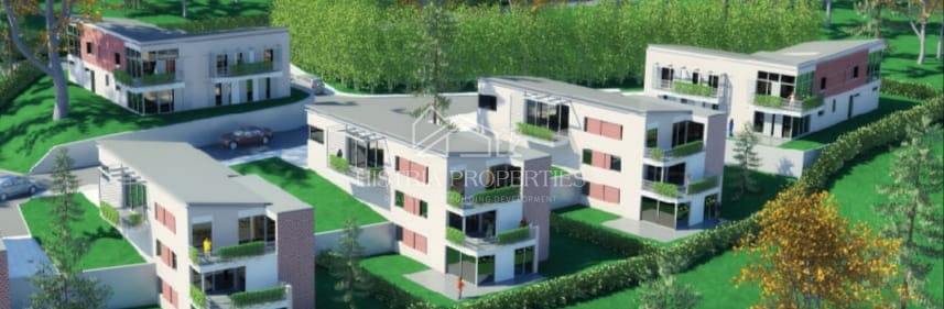 Terreno con grande potenziale, permesso valido e contributi per utenze e acqua pagati