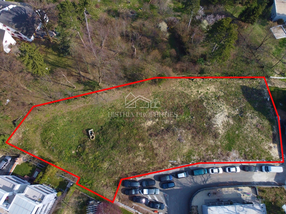 Terreno con grande potenziale, permesso valido e contributi per utenze  pagati