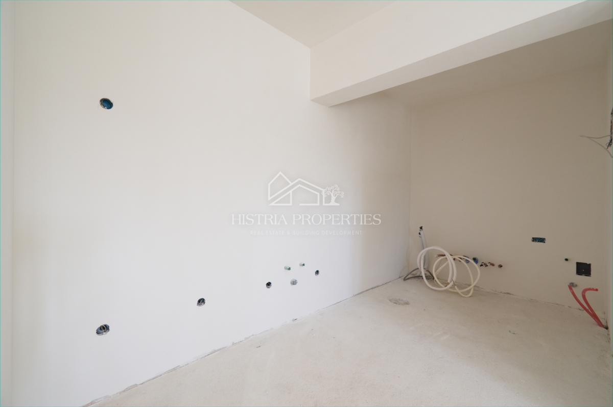 Un'atmosfera tranquilla per rilassarsi sulla terrazza di un nuovo appartamento vicino a Parenzo