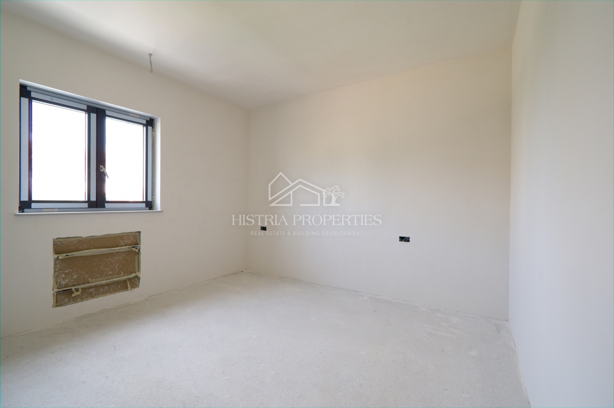 Un'atmosfera tranquilla per rilassarsi sulla terrazza di un nuovo appartamento vicino a Parenzo