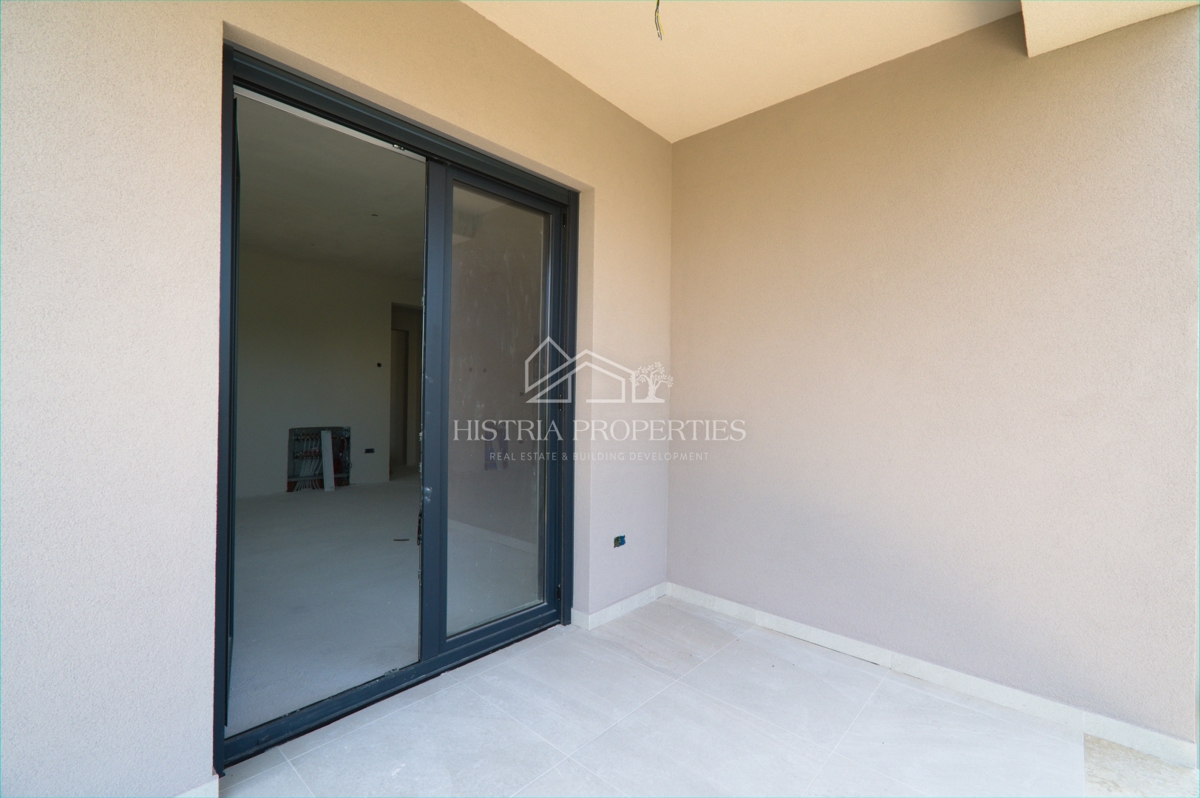 Un'atmosfera tranquilla per rilassarsi sulla terrazza di un nuovo appartamento vicino a Parenzo