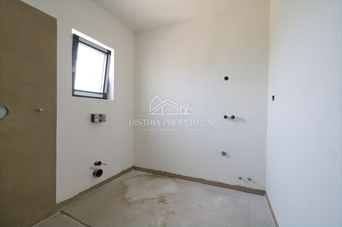 Un'atmosfera tranquilla per rilassarsi sulla terrazza di un nuovo appartamento vicino a Parenzo