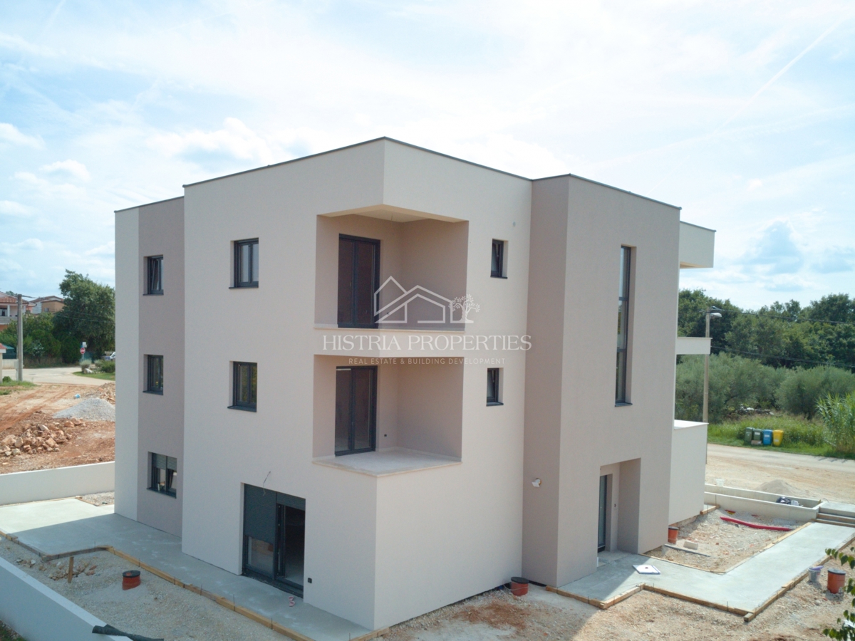 Un'atmosfera tranquilla per rilassarsi sulla terrazza di un nuovo appartamento vicino a Parenzo