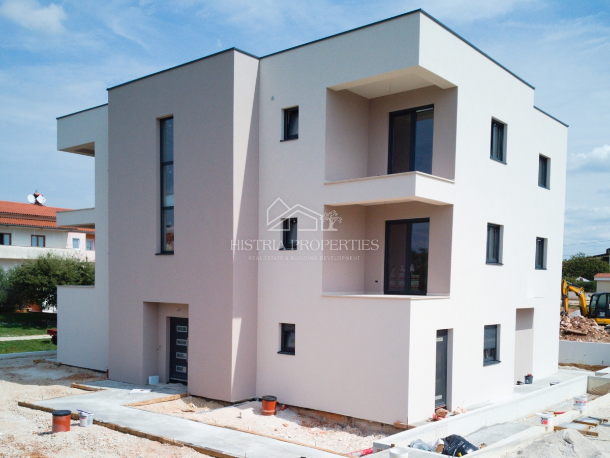 Un'atmosfera tranquilla per rilassarsi sulla terrazza di un nuovo appartamento vicino a Parenzo