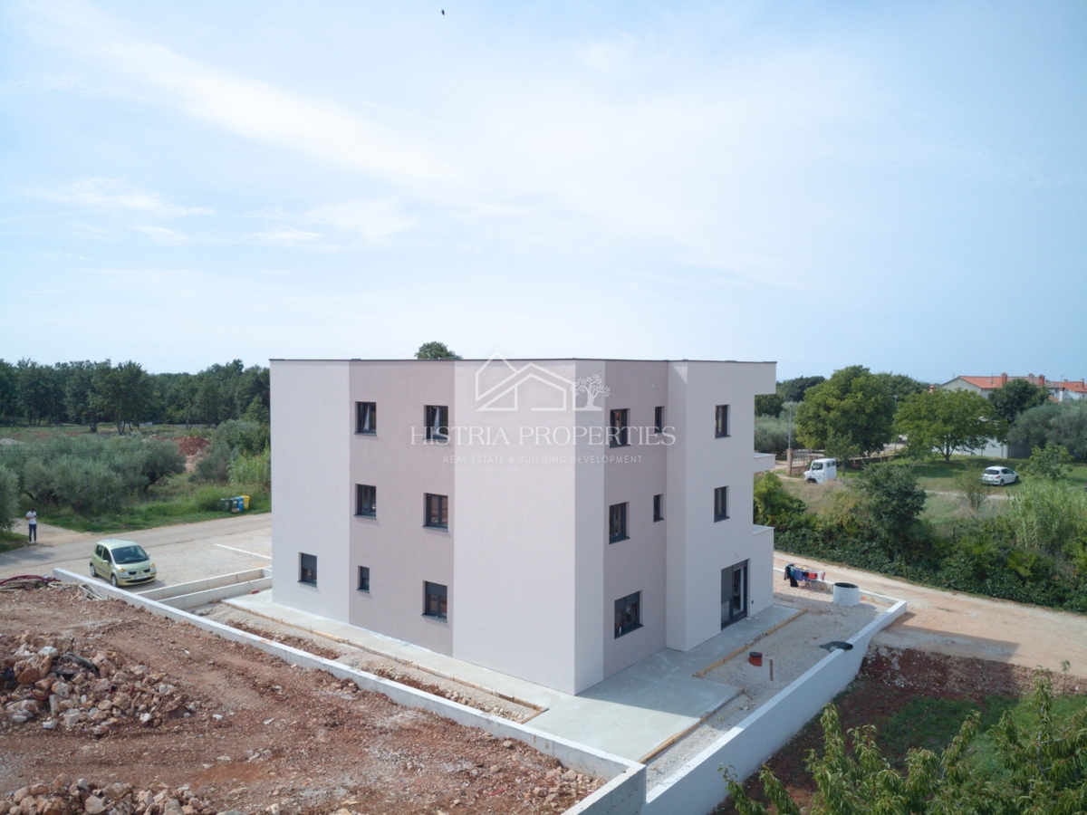 Un'atmosfera tranquilla per rilassarsi sulla terrazza di un nuovo appartamento vicino a Parenzo