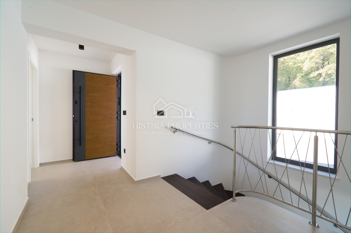 Una villa di lusso unica con vista sull'intero Golfo del Quarnero che catturerà la vostra attenzione vicino a Opatija