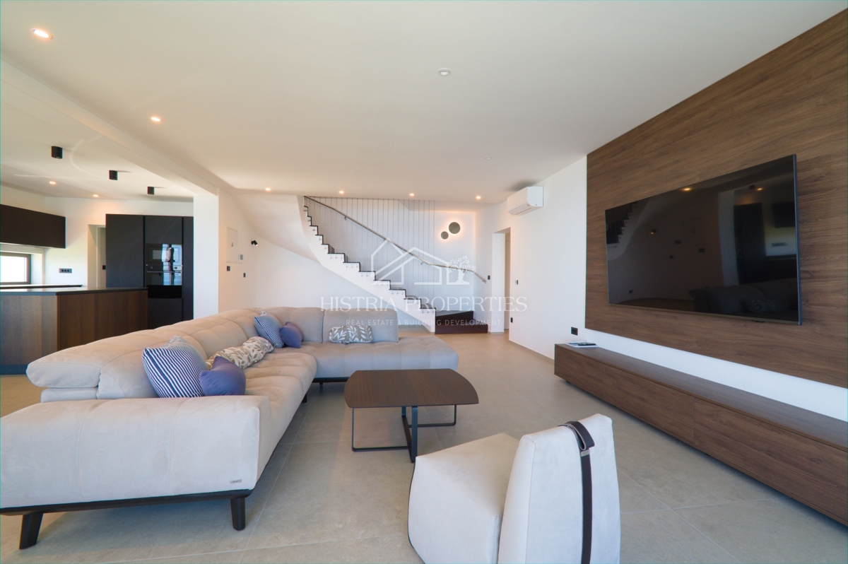 Una villa di lusso unica con vista sull'intero Golfo del Quarnero che catturerà la vostra attenzione vicino a Opatija