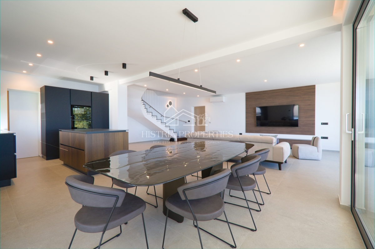 Una villa di lusso unica con vista sull'intero Golfo del Quarnero che catturerà la vostra attenzione vicino a Opatija