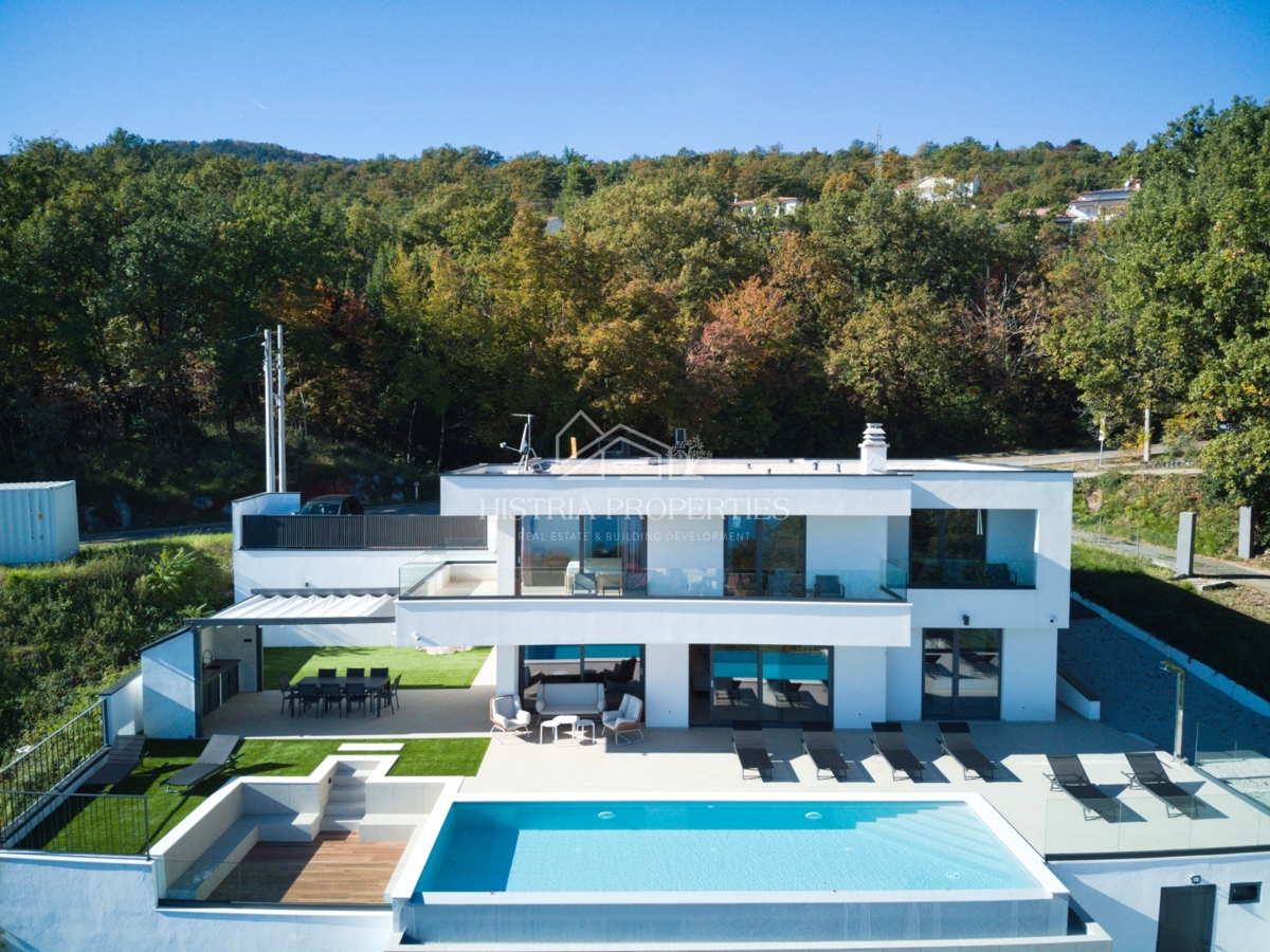 Una villa di lusso unica con vista sull'intero Golfo del Quarnero che catturerà la vostra attenzione vicino a Opatija