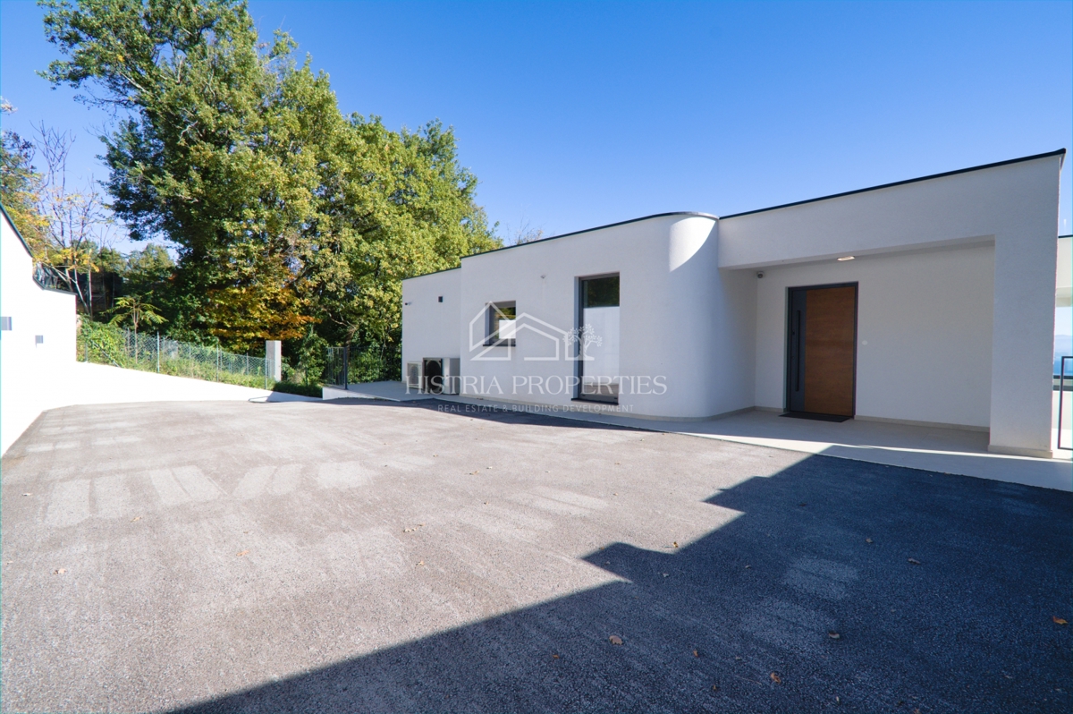 Una villa di lusso unica con vista sull'intero Golfo del Quarnero che catturerà la vostra attenzione vicino a Opatija