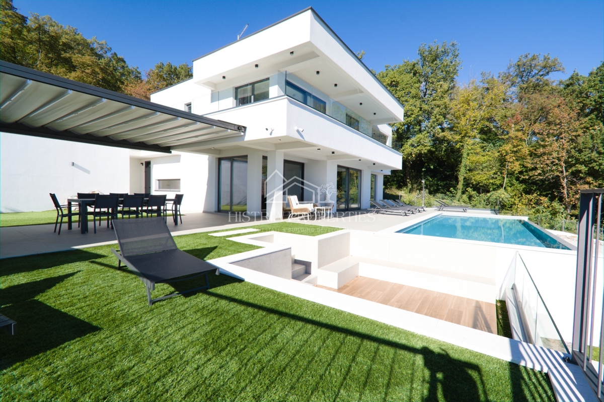 Una villa di lusso unica con vista sull'intero Golfo del Quarnero che catturerà la vostra attenzione vicino a Opatija