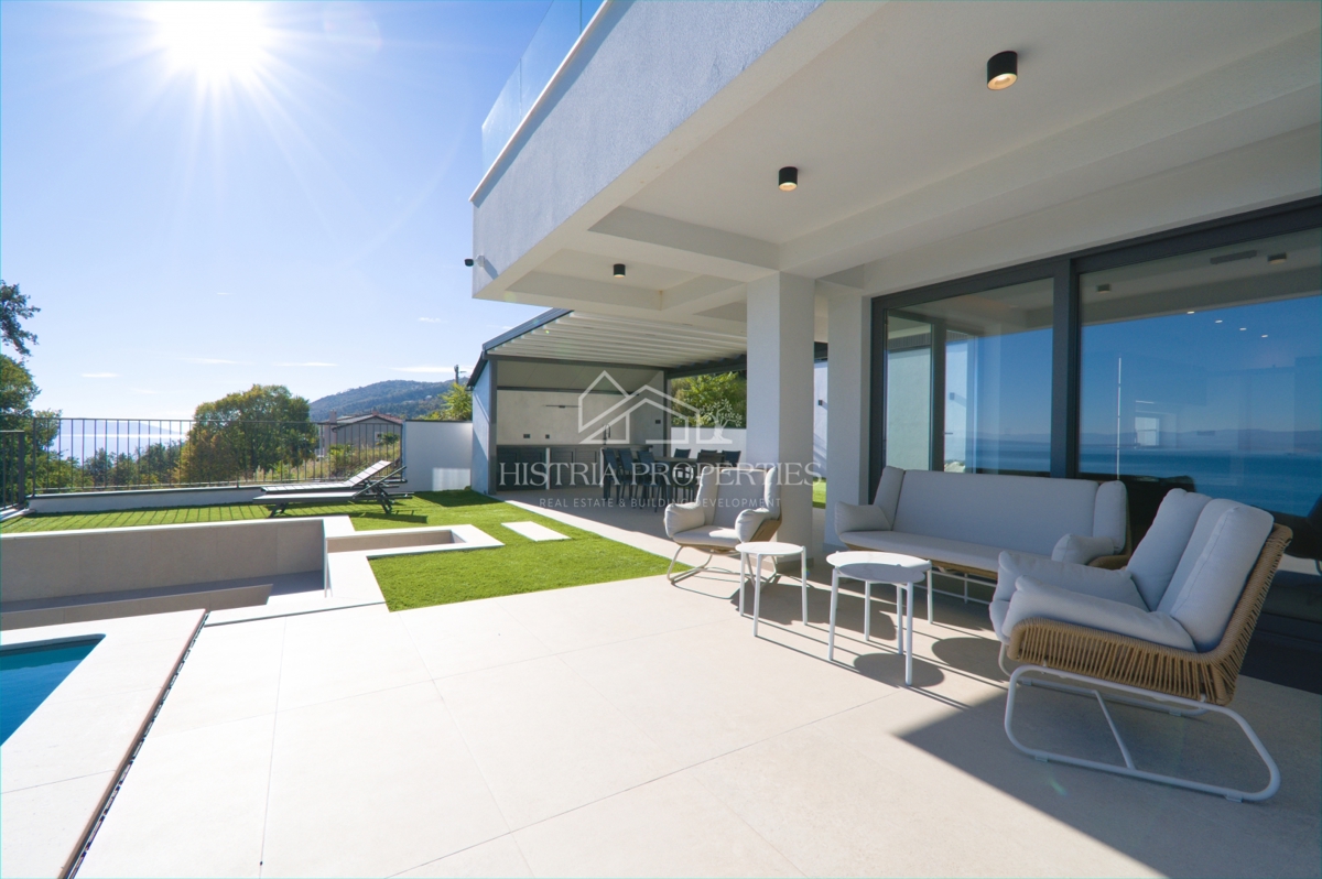 Una villa di lusso unica con vista sull'intero Golfo del Quarnero che catturerà la vostra attenzione vicino a Opatija