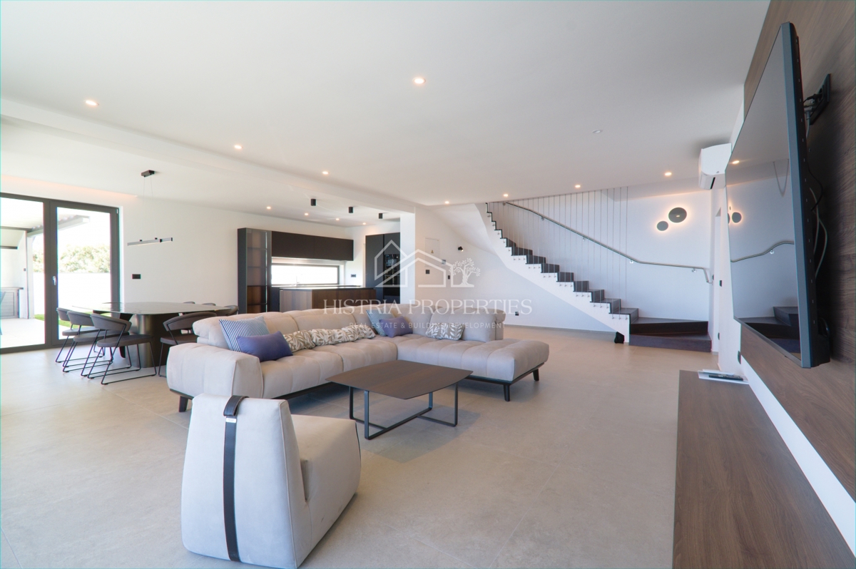 Una villa di lusso unica con vista sull'intero Golfo del Quarnero che catturerà la vostra attenzione vicino a Opatija