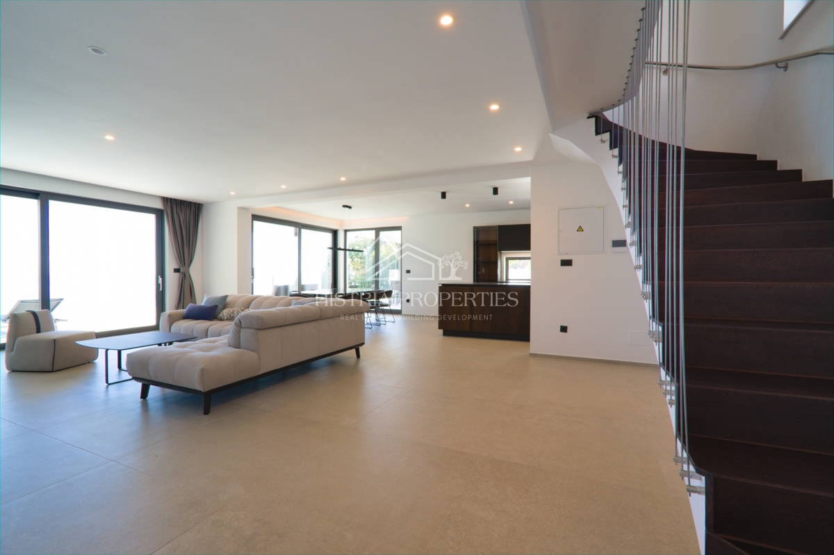 Una villa di lusso unica con vista sull'intero Golfo del Quarnero che catturerà la vostra attenzione vicino a Opatija