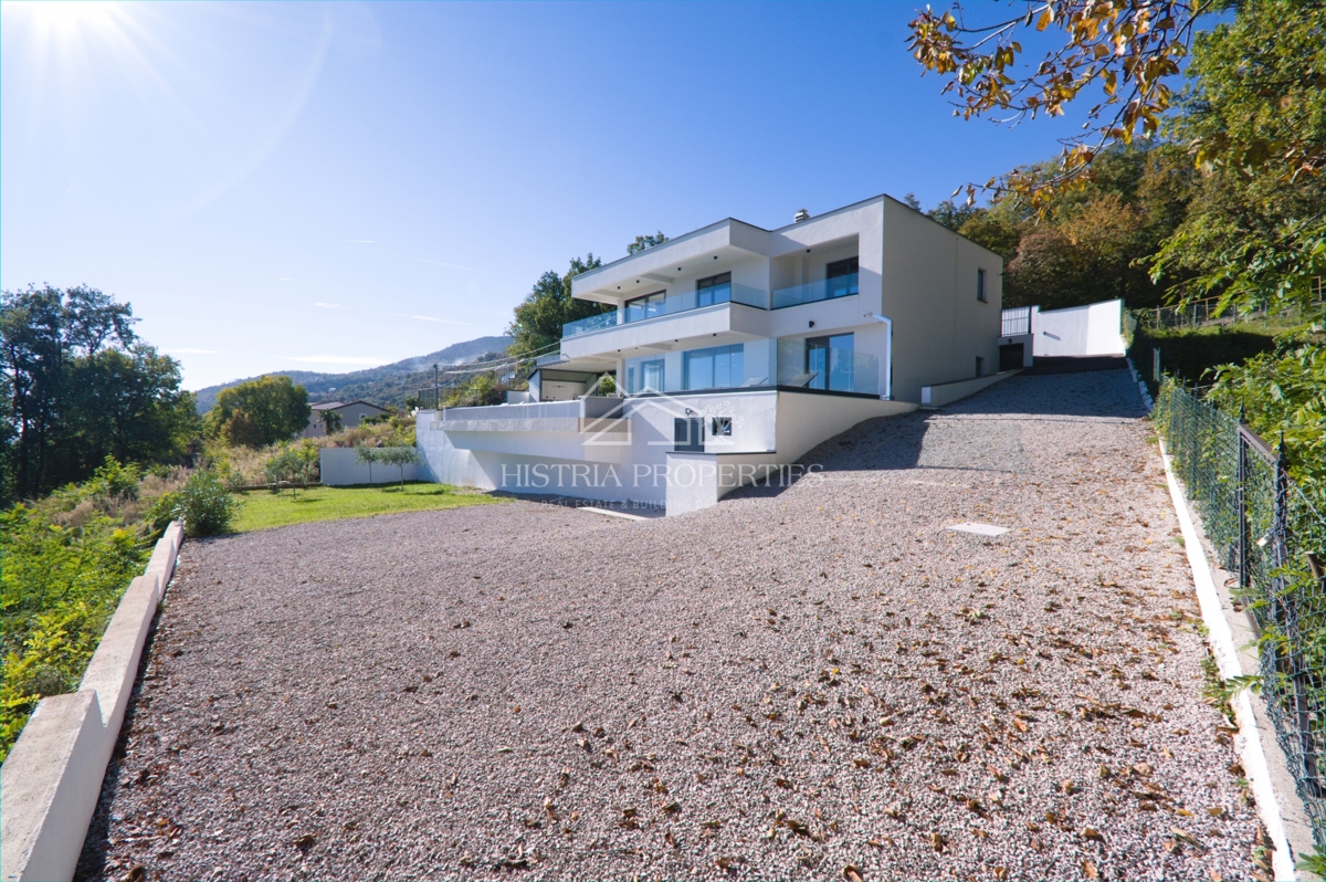 Una villa di lusso unica con vista sull'intero Golfo del Quarnero che catturerà la vostra attenzione vicino a Opatija