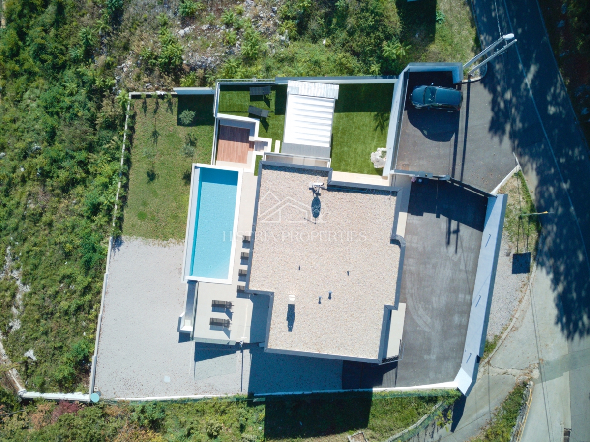 Una villa di lusso unica con vista sull'intero Golfo del Quarnero che catturerà la vostra attenzione vicino a Opatija