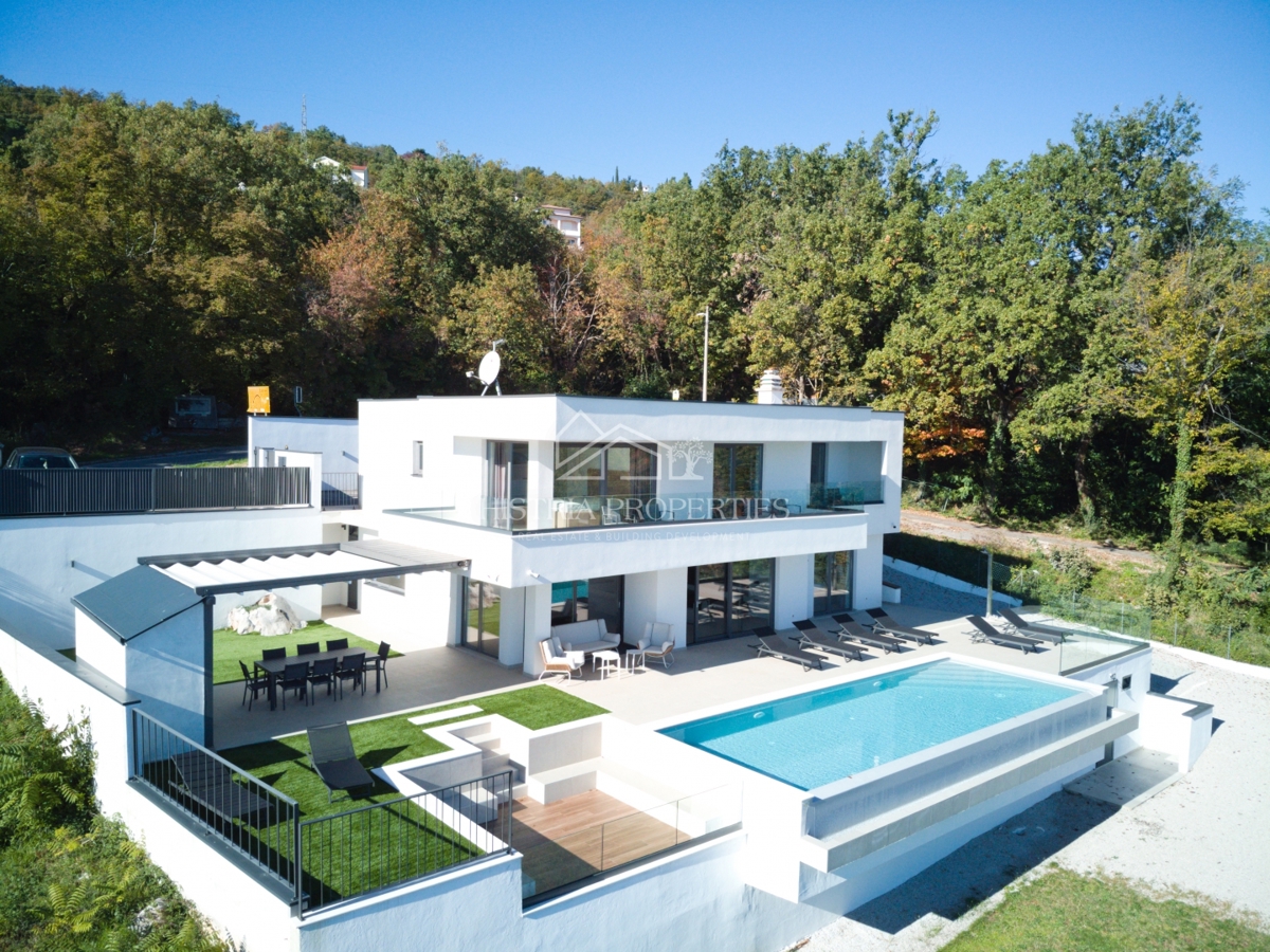 Una villa di lusso unica con vista sull'intero Golfo del Quarnero che catturerà la vostra attenzione vicino a Opatija