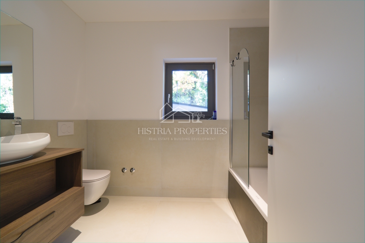 Una villa di lusso unica con vista sull'intero Golfo del Quarnero che catturerà la vostra attenzione vicino a Opatija