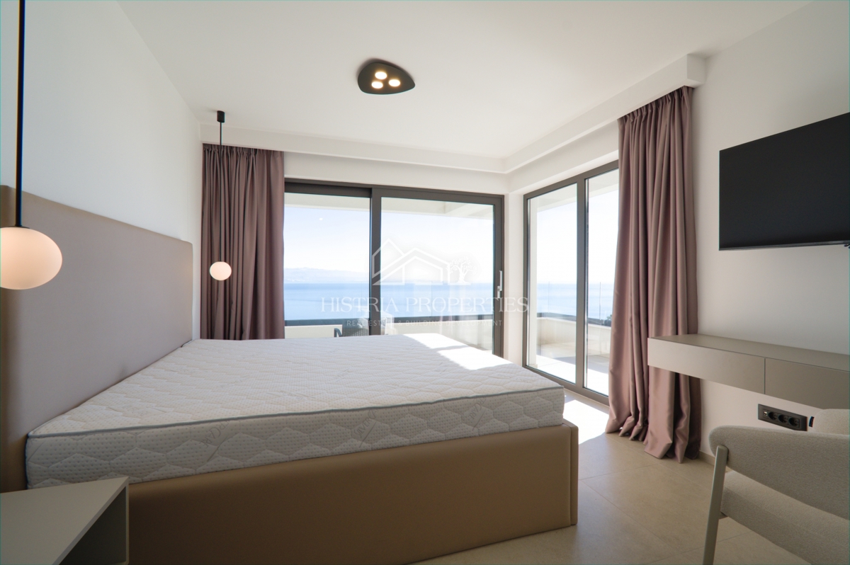 Una villa di lusso unica con vista sull'intero Golfo del Quarnero che catturerà la vostra attenzione vicino a Opatija