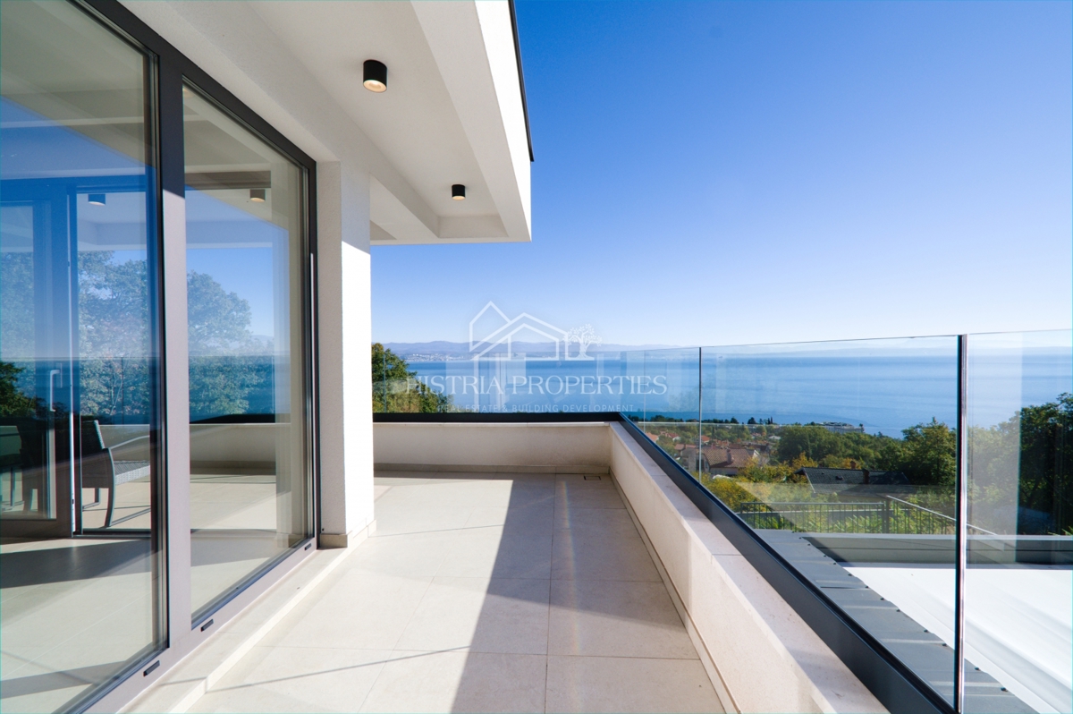 Una villa di lusso unica con vista sull'intero Golfo del Quarnero che catturerà la vostra attenzione vicino a Opatija