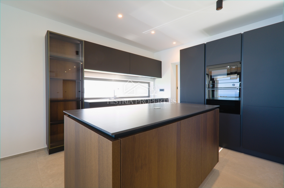 Una villa di lusso unica con vista sull'intero Golfo del Quarnero che catturerà la vostra attenzione vicino a Opatija