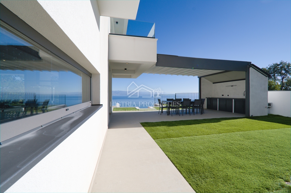 Una villa di lusso unica con vista sull'intero Golfo del Quarnero che catturerà la vostra attenzione vicino a Opatija