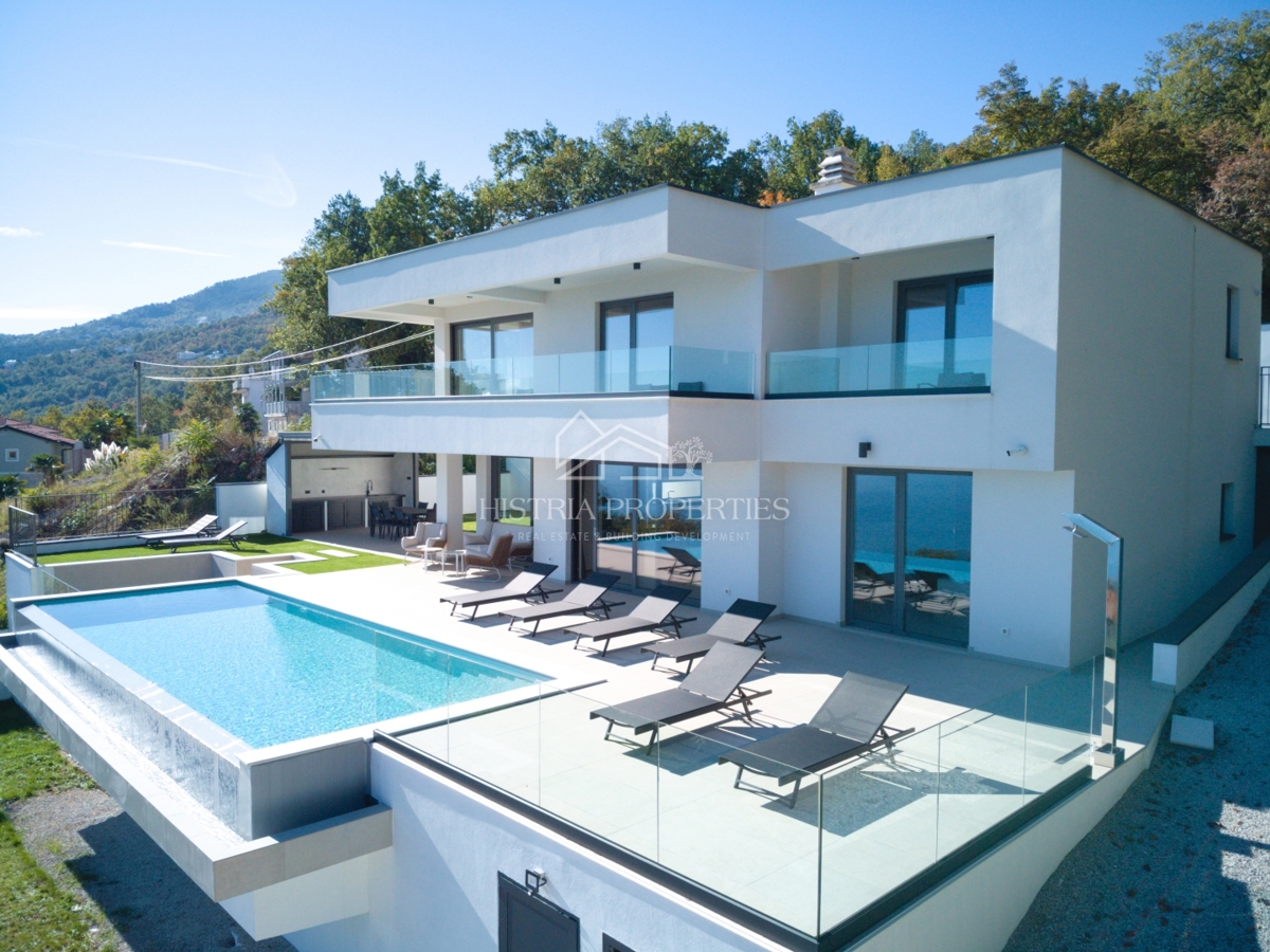 Una villa di lusso unica con vista sull'intero Golfo del Quarnero che catturerà la vostra attenzione vicino a Opatija