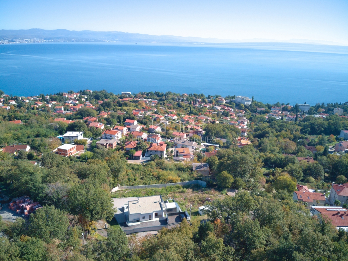 Una villa di lusso unica con vista sull'intero Golfo del Quarnero che catturerà la vostra attenzione vicino a Opatija