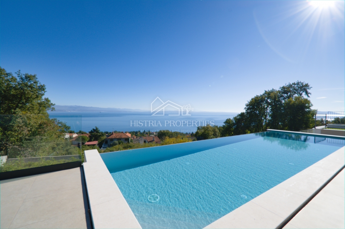 Una villa di lusso unica con vista sull'intero Golfo del Quarnero che catturerà la vostra attenzione vicino a Opatija