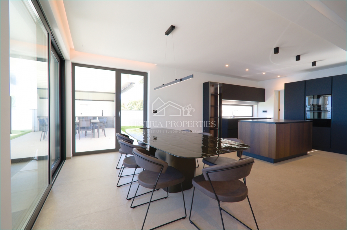 Una villa di lusso unica con vista sull'intero Golfo del Quarnero che catturerà la vostra attenzione vicino a Opatija