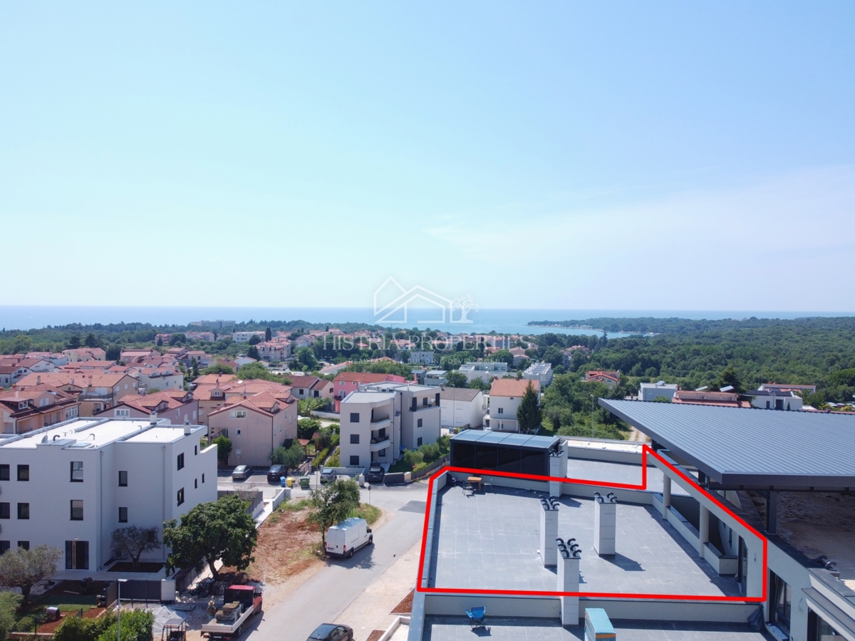 Attico in fantastico palazzo ultramoderno con piscina a 1 km dal mare