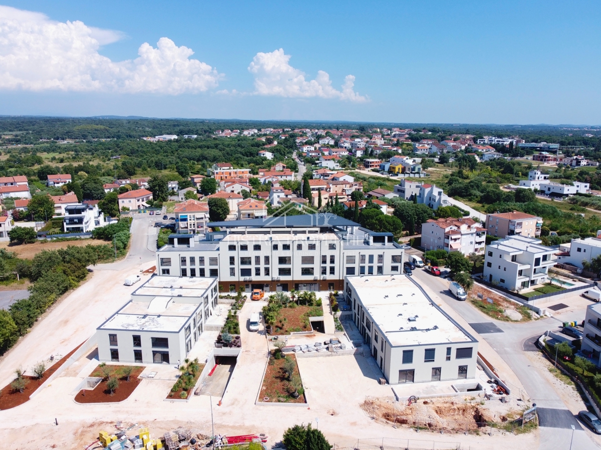 Attico in fantastico palazzo ultramoderno con piscina a 1 km dal mare