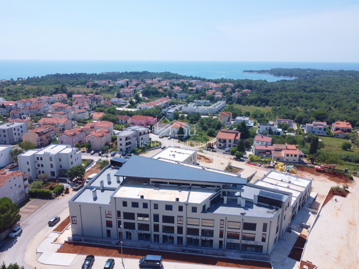 Attico in fantastico palazzo ultramoderno con piscina a 1 km dal mare