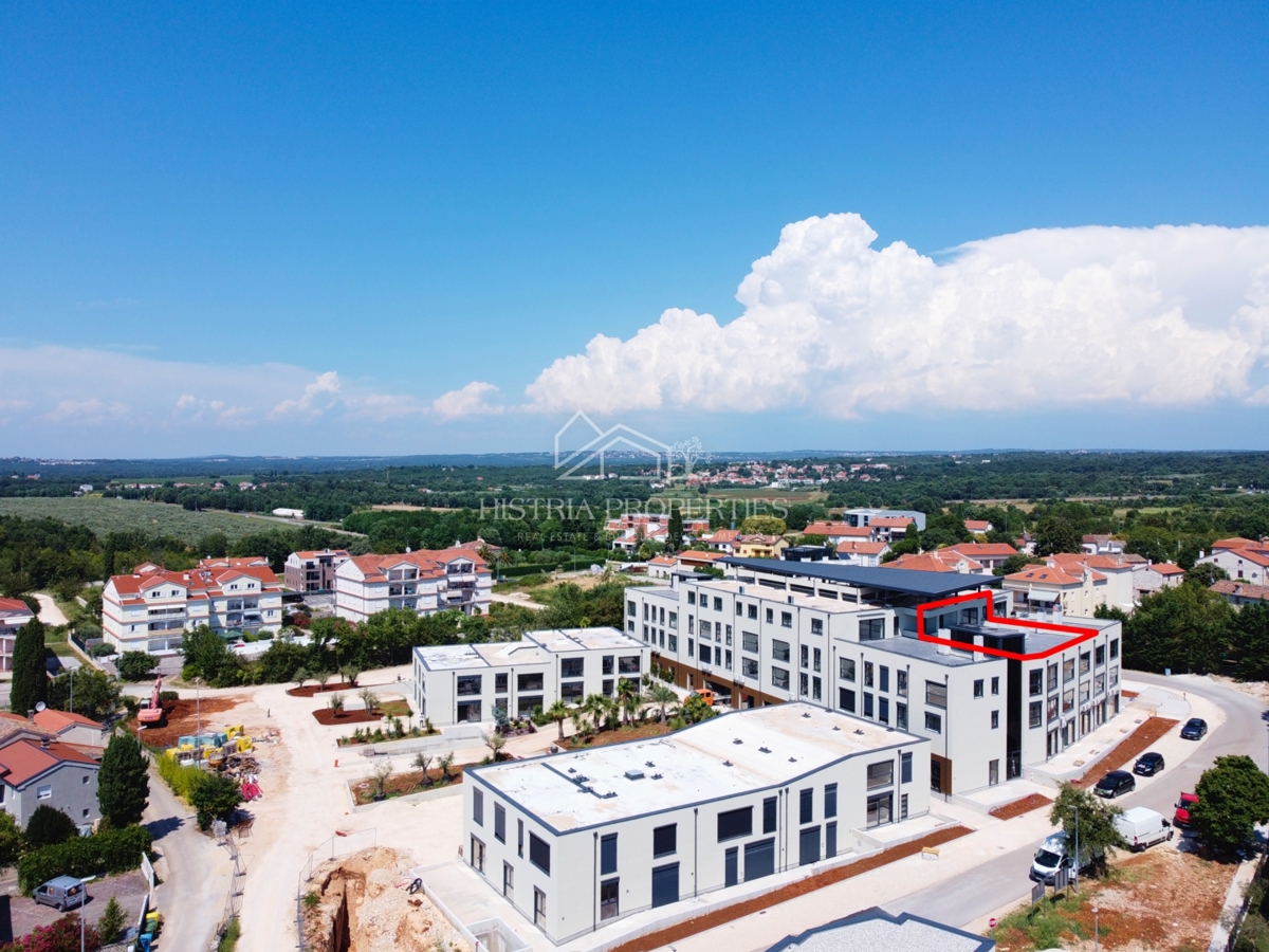 Attico in fantastico palazzo ultramoderno con piscina a 1 km dal mare